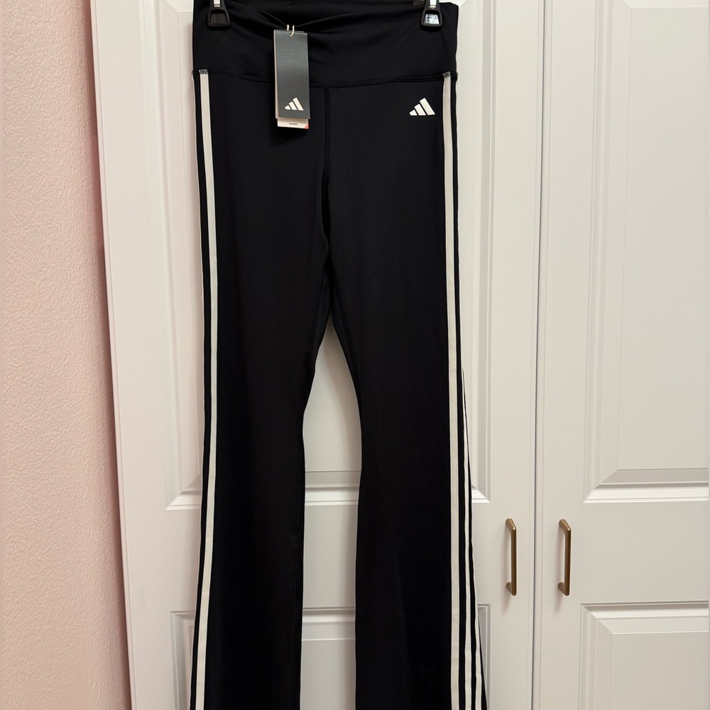 🎀 NWT Adidas M Women’s Flare Leggings